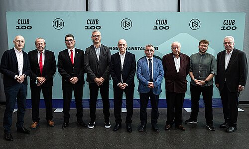 V. Links: Bernd Neuendorf (DFB-Präsident), Udo Penßler-Beyer, Mike Noack, Mario Heymann, Dieter Legler, Peter Zoldhahn, Klaus Huscher, Stefan Schaper, Peter Frymuth (DFB Vize-Präsident)/ Foto: DFB